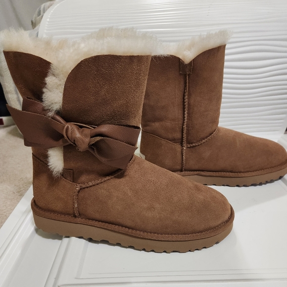 UGG leather bow on the size boots - Picture 3 of 8